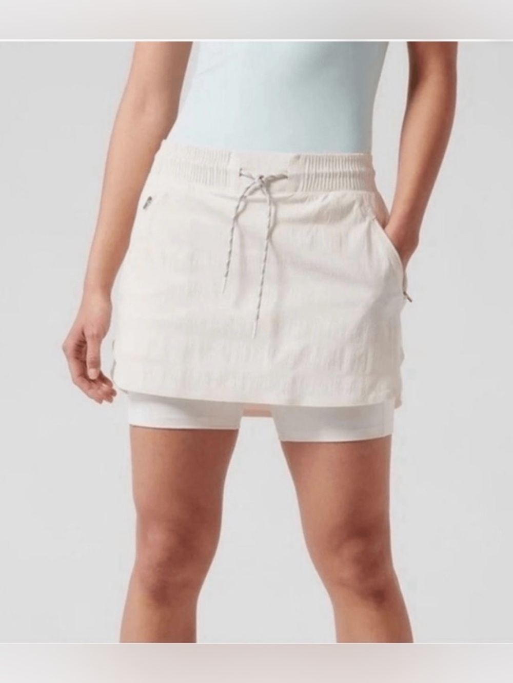 Athleta Trekkie Skort, Jupe-short, White 4 zipper & stash pockets